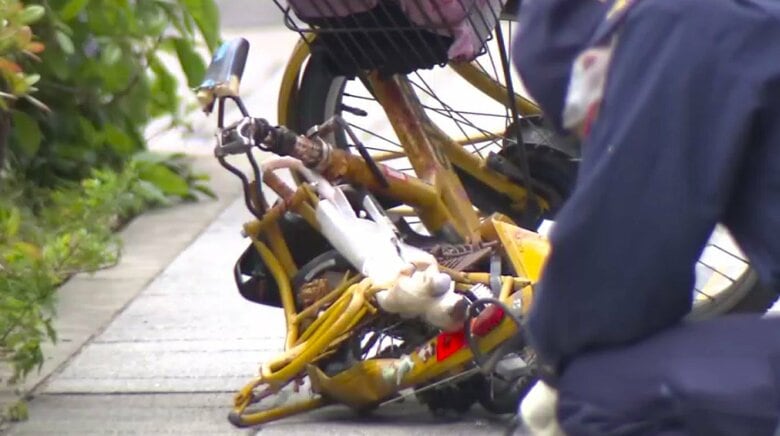 大破した自転車と警察