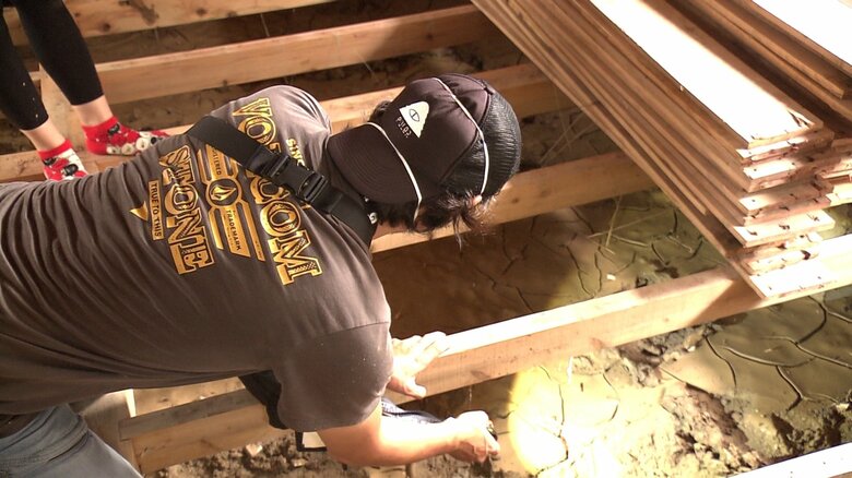 被災住宅の床下の状況を確認する及川さん