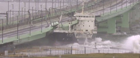 2018年の台風21号　関西国際空港で連絡橋にタンカーが衝突し空港が孤立した