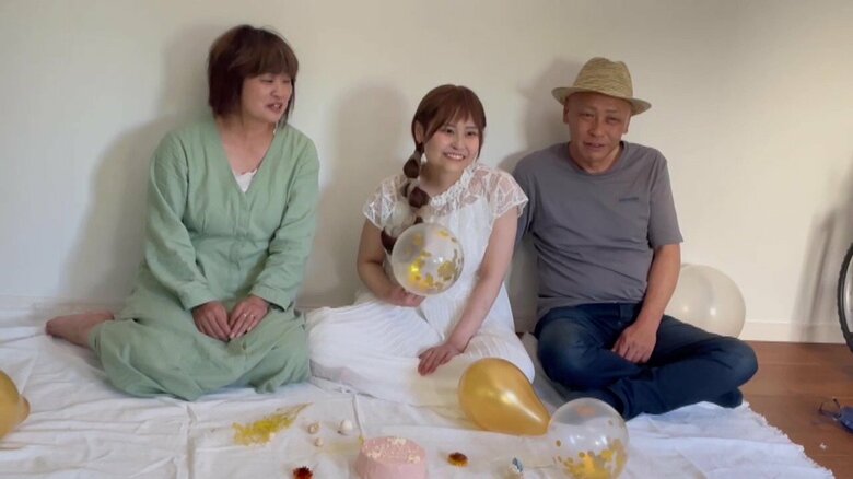 がんで亡くなる約1カ月前の穂花さんと両親