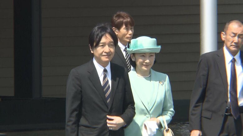 政府専用機に向かわれる秋篠宮ご夫妻（午前10時前 羽田空港）