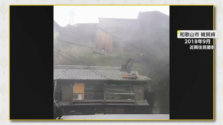 屋根に直撃した建物の一部が吹き飛ばされた