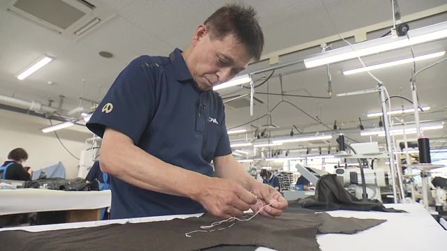 ボタンホールは佐久間さんが手作業で作り上げる