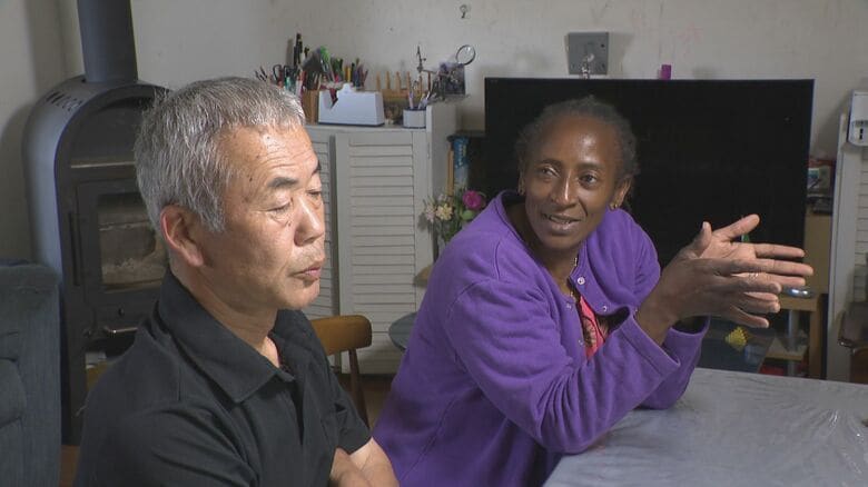 スクールバスのタンザニア輸送について話し合う小林夫妻