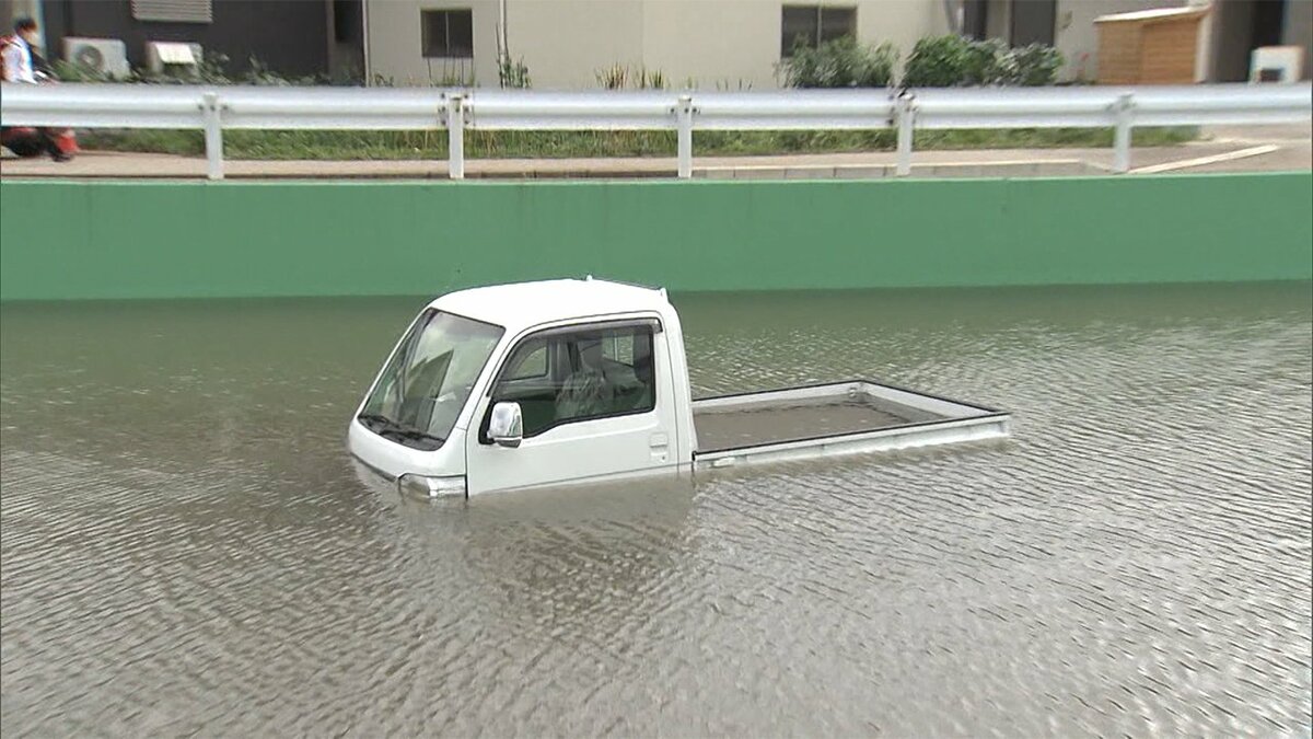 各地で豪雨 暴風 竜巻 街が水没 東京 夜もゲリラ雷雨に警戒