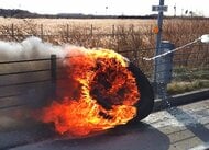 【燃えるタイヤの映像あり】釧路湿原周辺でトラックから脱落したタイヤが激しく炎上…道路わきの草むらにも引火…走行中に左前輪から外れる＜北海道釧路市＞