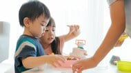 ままごとやヒーローごっこはただの子どもの遊びではない？アメリカの研究で見えた「ごっこ遊び」が育てる力