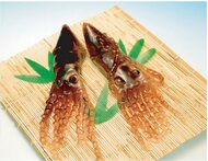 【函館のクセ強スイーツ】リアルすぎて食べるの勇気いる「いかようかん」と将棋ファン殺到「パイ饅頭」ロングセラー菓子の魅力「けっして刺身にしないでください」