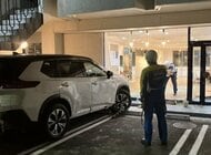 ダンススタジオに車突っ込む　77歳女性「ブレーキとアクセルを踏み間違えた」