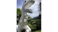 尻尾ふりふりで歩く“白い恐竜”がかわいい…どうやって作った?構造を制作者に聞いた