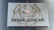 “町工場の技術力”で発信…今こそ「NEVER GIVE UP」レーザーで彫られた文字が響く