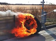 【燃えるタイヤの映像あり】釧路湿原周辺でトラックから脱落したタイヤが激しく炎上…道路わきの草むらにも引火…走行中に左前輪から外れる＜北海道釧路市＞