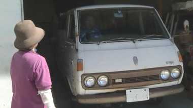 “マニア垂涎”初代ハイエースでお菓子を届け続けて…島民から愛される70歳女性の人間力【沖縄発】