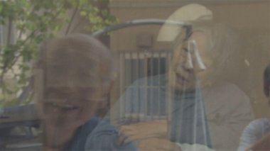 名前を何度も呼び続ける夫…認知症の妻と“ガラス越しの再会”面会中止の施設で模索する新しい“寄り添い”