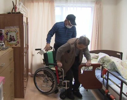 コロナ5類移行…帰ってきた家族の時間「目覚めるまで待てます」　面会の制限をなくした高齢者施設【大阪発】
