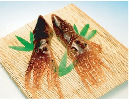 【函館のクセ強スイーツ】リアルすぎて食べるの勇気いる「いかようかん」と将棋ファン殺到「パイ饅頭」ロングセラー菓子の魅力「けっして刺身にしないでください」