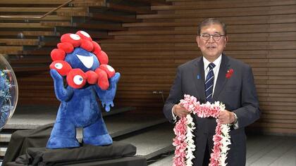 ミャクミャクが石破首相に「いつもありがとう。疲れてない？もうひと踏ん張り」万博閉幕で官邸を後に