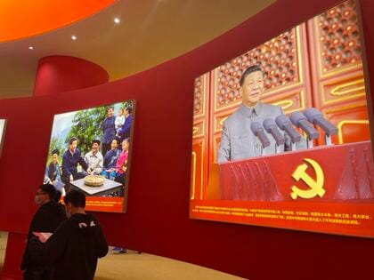 胡錦濤氏退席騒動を知らない中国人…「皇帝」の下の現実　“笑ってしまう”けど“笑えない”中国　