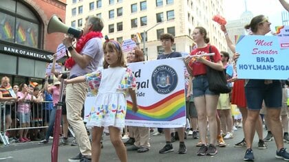 米ニューヨークでLGBT大規模パレード　「みんな社会の一員」性的マイノリティへの理解深める