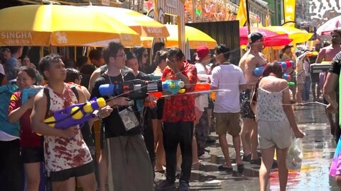 タイで旧正月祝う水かけ祭り「ソンクラーン」開幕　祝賀ムードも原油高が帰省に影響