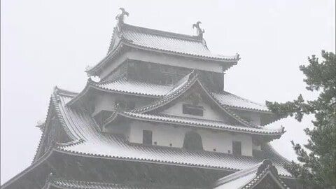 新春寒波で山陰の平地でも10センチ超の積雪　雪の中でも出雲大社は初もうで客でにぎわう