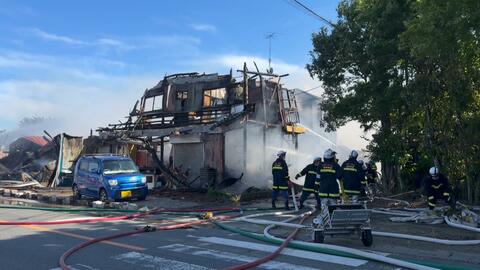 2階建ての店舗兼住宅が燃える火災　複数の建物にも延焼　消防車など10台出動で現在も消火活動続く　埼玉
