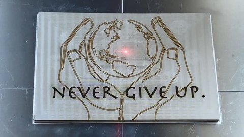 町工場の技術力 で発信 今こそ Never Give Up レーザーで彫られた文字が響く