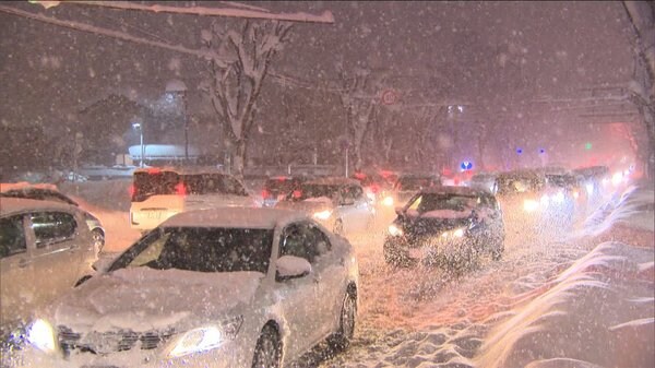 富山で大雪 交通が混乱 週末も警戒