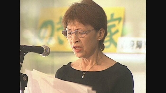 戦争の悲惨さを語り伝える金田さん(2007年)