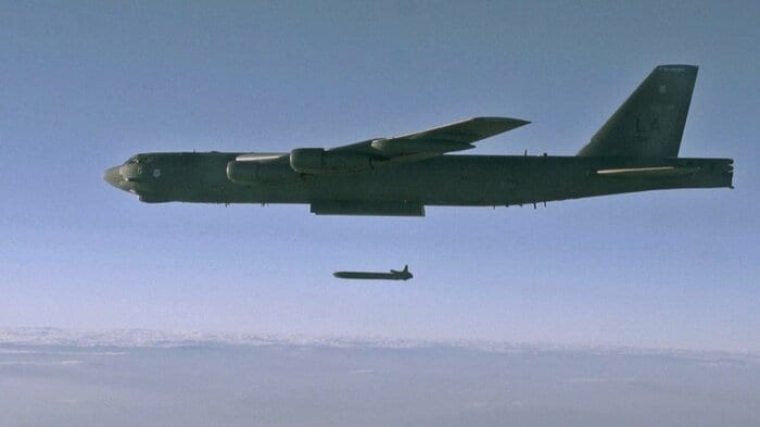B-52H重爆撃機から核搭載可能なAGM-86B巡航ミサイルの投射試験（U.S. Air Force Staff Sgt. Roidan Carlson）