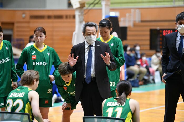 3シーズンぶりに復帰した佐藤清美HC(10月31日、東京羽田戦より)