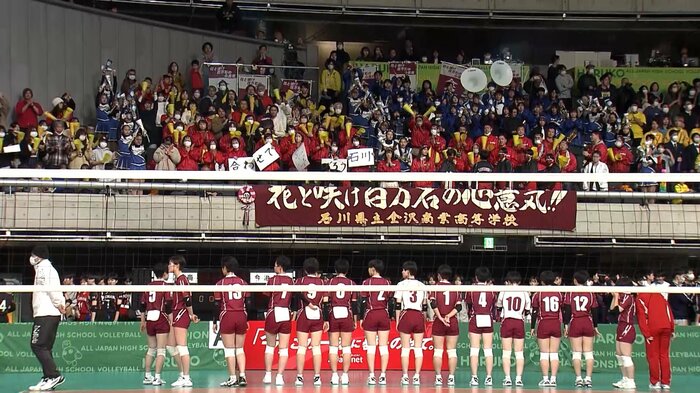 試合後、会場にいる明秀日立へ向けて、挨拶をする金沢商業