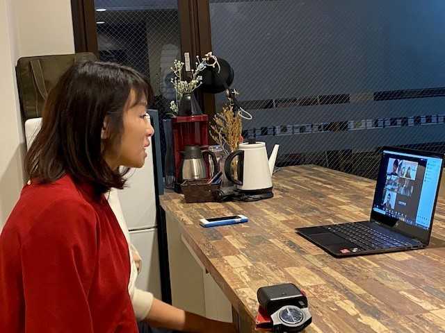 オンラインで説明会をする今村久美氏
