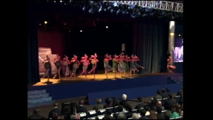 民族舞踊のステージ