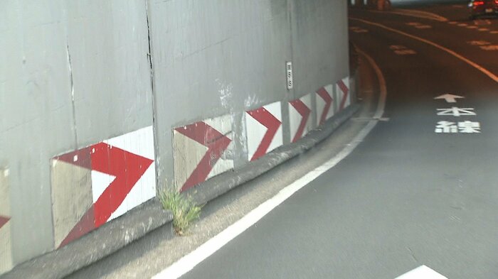 トンネルの側壁には、事故の跡が残されていた(1日午後)