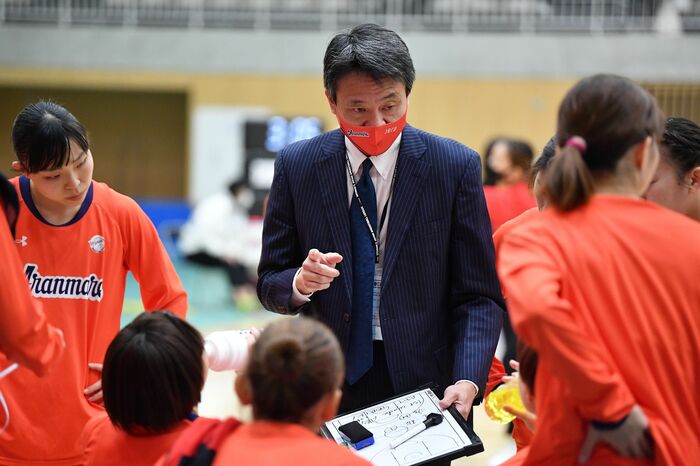 17年ぶりに新規参入したアランマーレを指揮する小嶋裕二三HC(11月5日、三菱電機戦より)