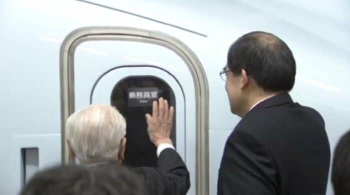 井手さんと当時の唐池恒二社長（2011年3月12日）
