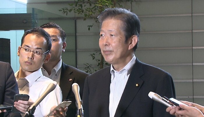 記者団の取材に応じる山口代表(9日)