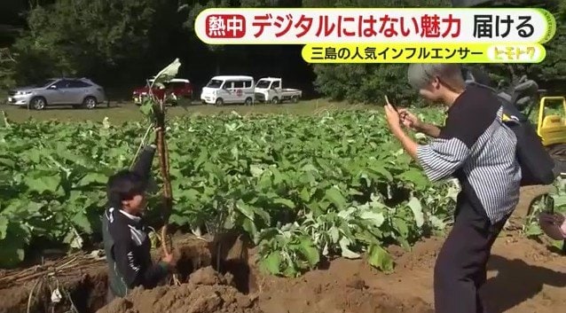 ゴボウを撮影する大城さん