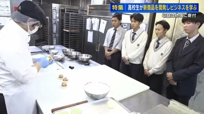 廣島カレーパン研究所を訪れた生徒