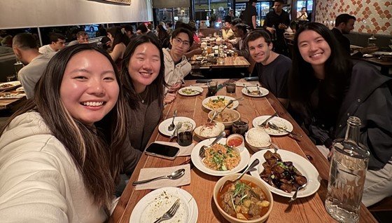 休憩時間に一緒に食事をとる「Nowadays」社員