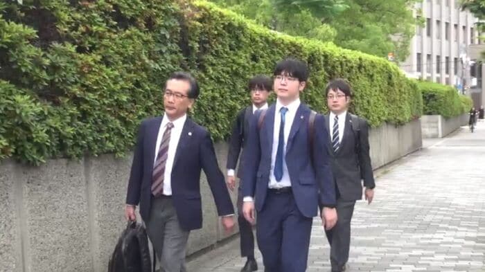 判決の日 大阪地裁に入る男性受刑者の弁護団