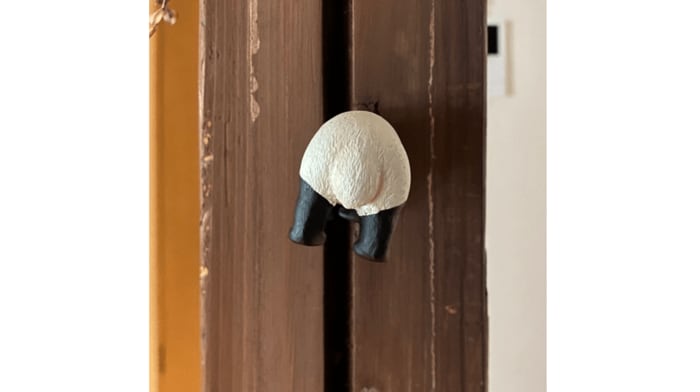 「柱に程良い穴があり、そこにパンダを入れてみたらかわいらしかったので共有します。」(8月14日投稿)