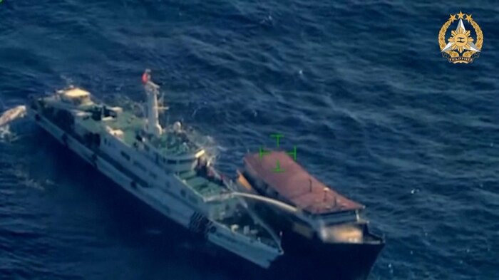 フィリピンの補給船に放水する中国・海警船(Armed Forces of the Philippinesより)