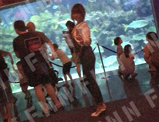 水族館で自撮りするフオンさん