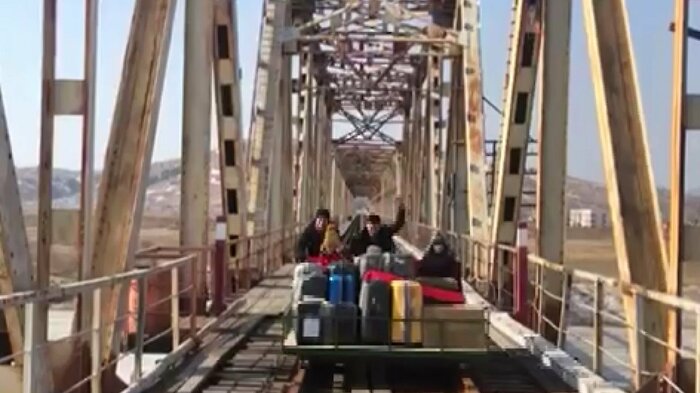 平壌からの旅、最後はこのトロッコを1キロ以上手で押して帰国!(提供:ロシア外務省@telegram)