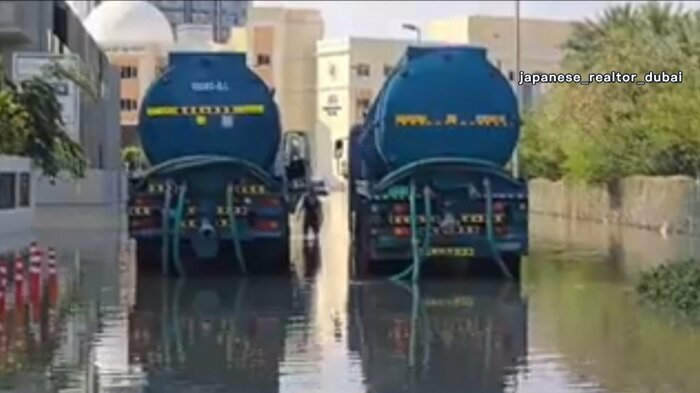 冠水した道路でバキュームカーが水を吸い取る様子