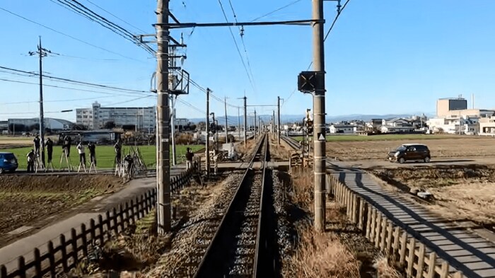 (遮断機には多くの鉄道ファンの姿も 提供:秩父鉄道)