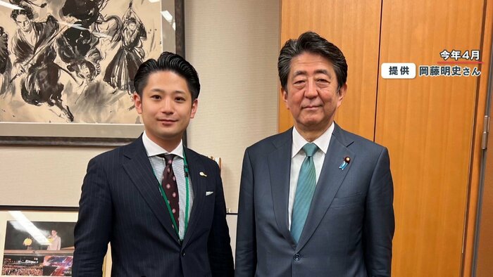 祖父の代から親交があるという岡藤明史さん(左)