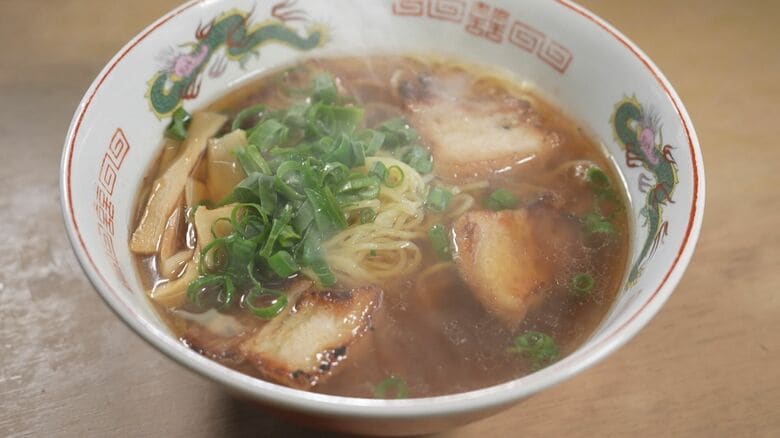 ラーメンとたい焼きが名物…半世紀にわたり地域に愛される老舗食堂 77歳女将が守る手作りの味と温かな接客｜FNNプライムオンライン